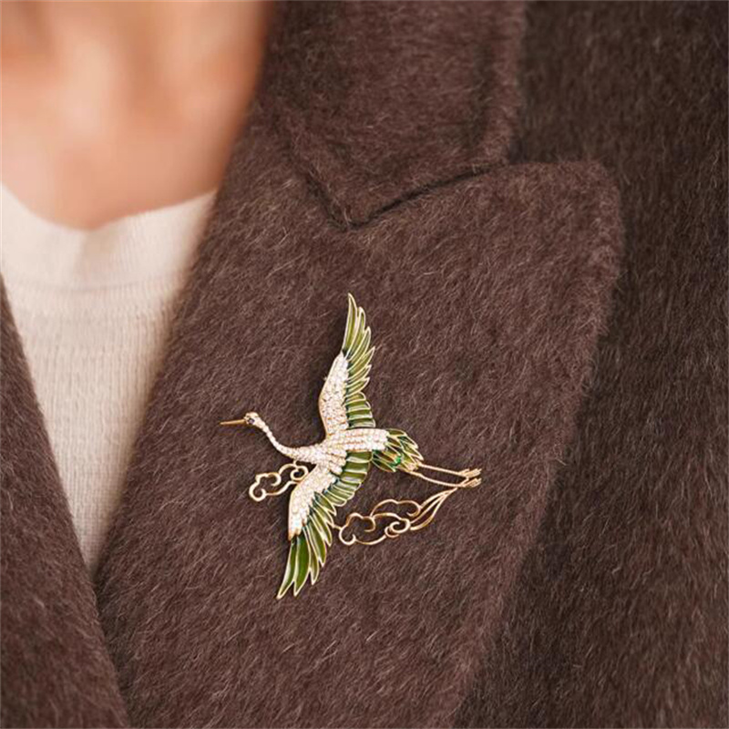 1pc Chinese Style Elegant Rhinestone Green Enamel Wings Crane Clouds Brooches For Women Flying Birds Lapel Pins Party Jewelry