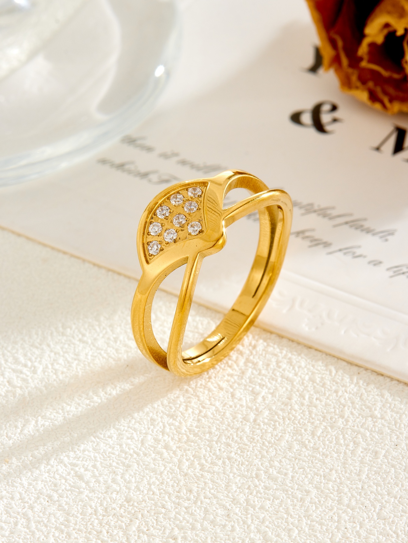 1 Piece Stainless Steel 18K Gold-Colored Chinese-Style Retro Artistic Double-Layer Hollow Geometric Fan-Shaped Ring Inlaid with Small White Rhinestones, Fashionable, Versatile, Elegant, Luxurious, Creative, Suitable for Women to Wear at Parties, Gather...