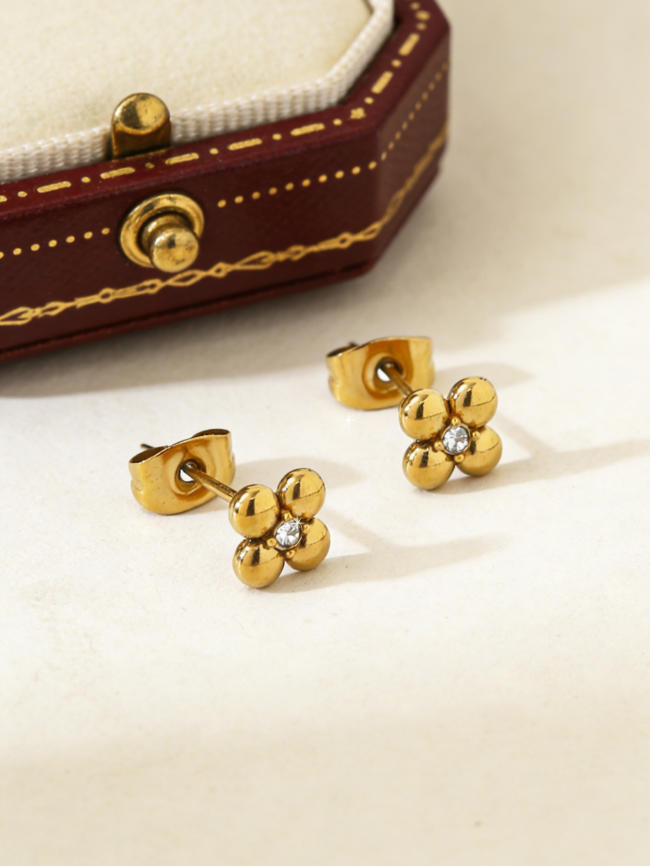 Delicate, Compact, Minimalist, Unique, And Versatile 18K Gold-Plated Stainless Steel Diamond-Studded Flower Earrings For Women