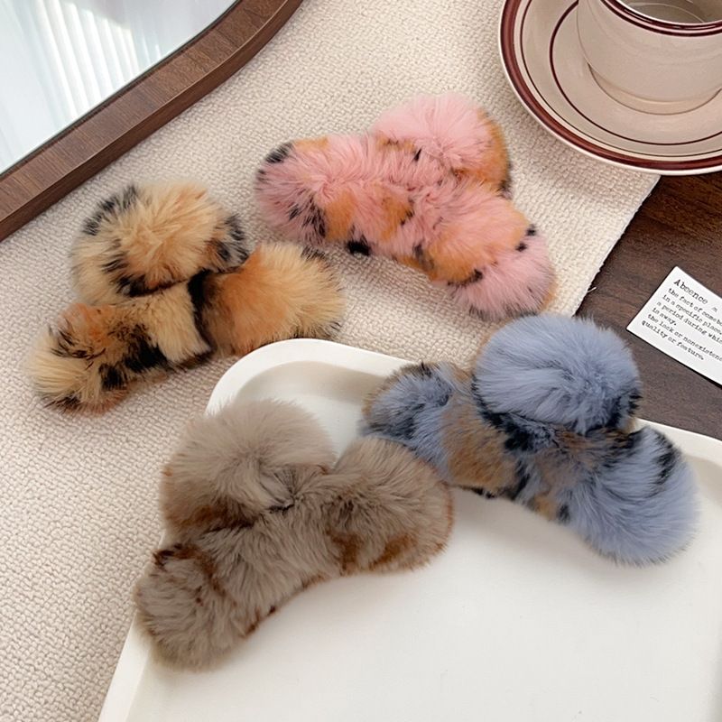 1pc Autumn and winter plush claw clip leopard print rabbit fur shark clip cute furry hair clip headwear furry hair claw headwear