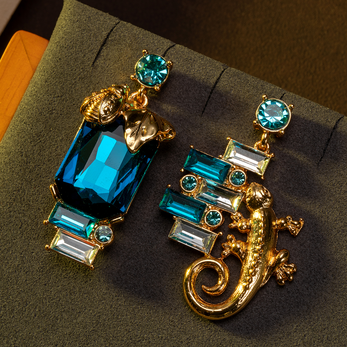 1 Pair of Vintage Hollow-Out Flower-Shaped Blue Rhinestone-Studded Fashionable and Elegant Earrings Suitable for Women's Daily Wear and -Giving