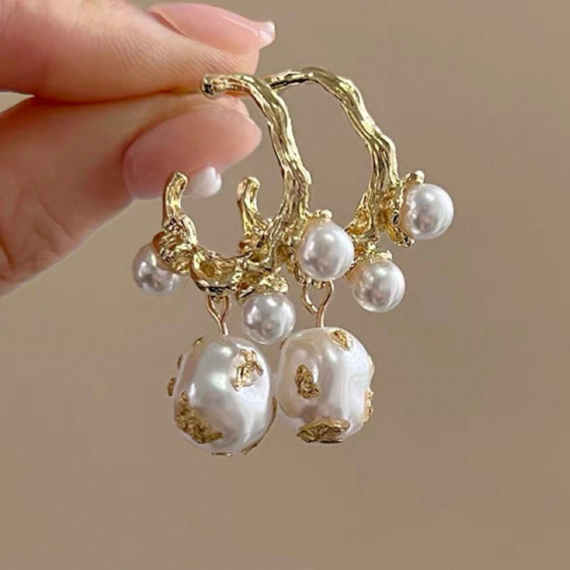 1pair Vintage Luxurious Faux Pearl C Design Earrings, Suitable For Women To Wear On Any Ocn