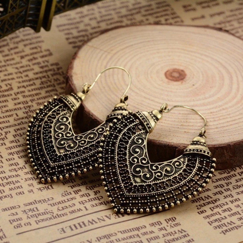 1 Pair of Retro Ethnic Style Metal Hollow Flower Earrings, Bohemian Carved Flower Versatile Earrings