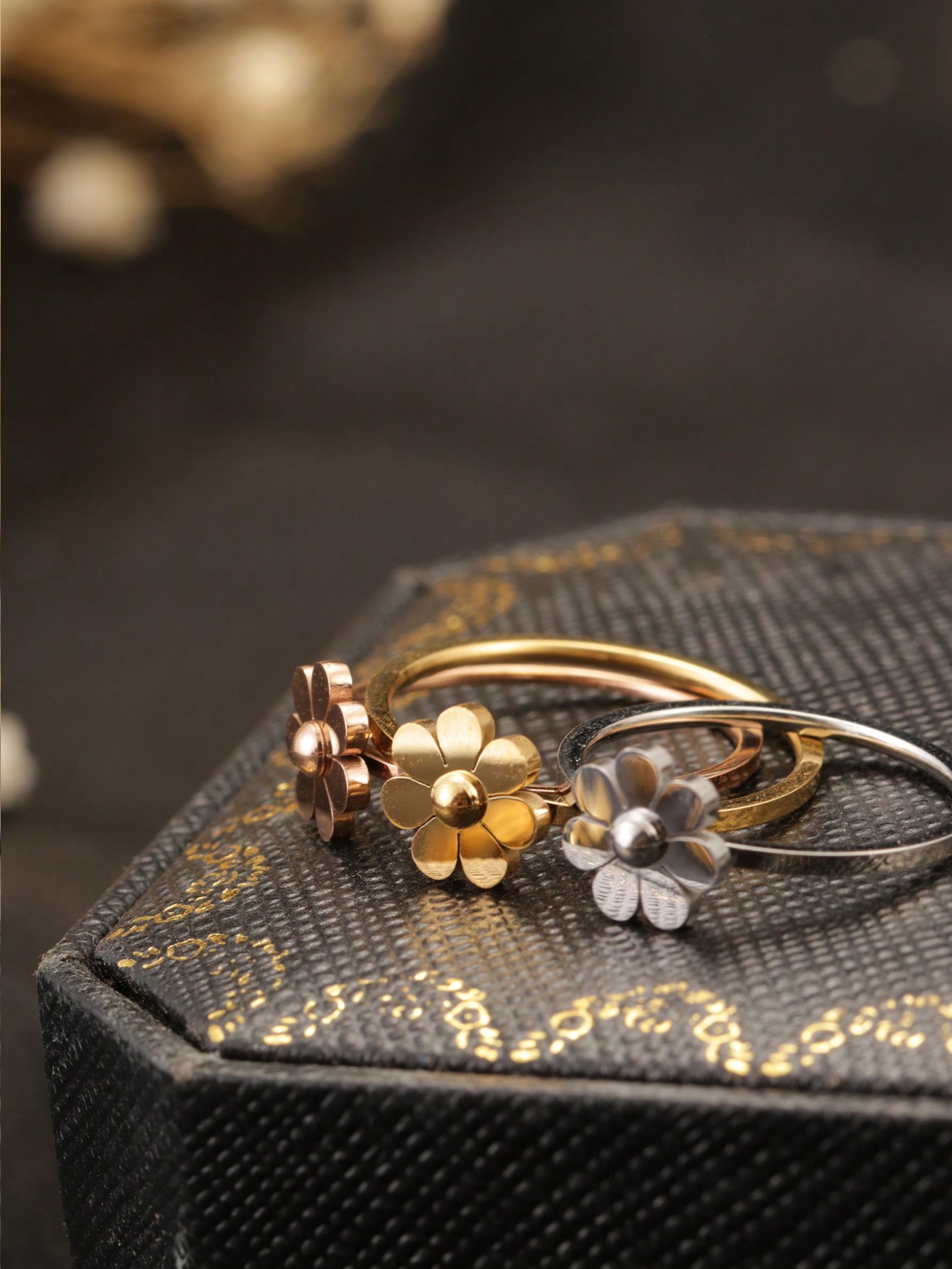 1 Piece of New Spring/Summer Style Ring with 7 Petals, Small Chrysanthemum Ring, Sunflower Stainless Steel Simple and Cute 18K Gold-Colored Finger Ring, Versatile and Fashionable, Fresh and Trendy, Suitable for Women's Daily Wear and Vacation, for Gir...