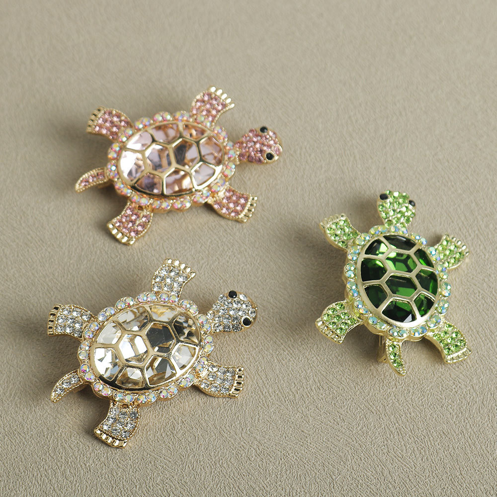 Fashionable and creative turtle brooch, personalized pin, cute turtle animal, clothing accessories, jewelry