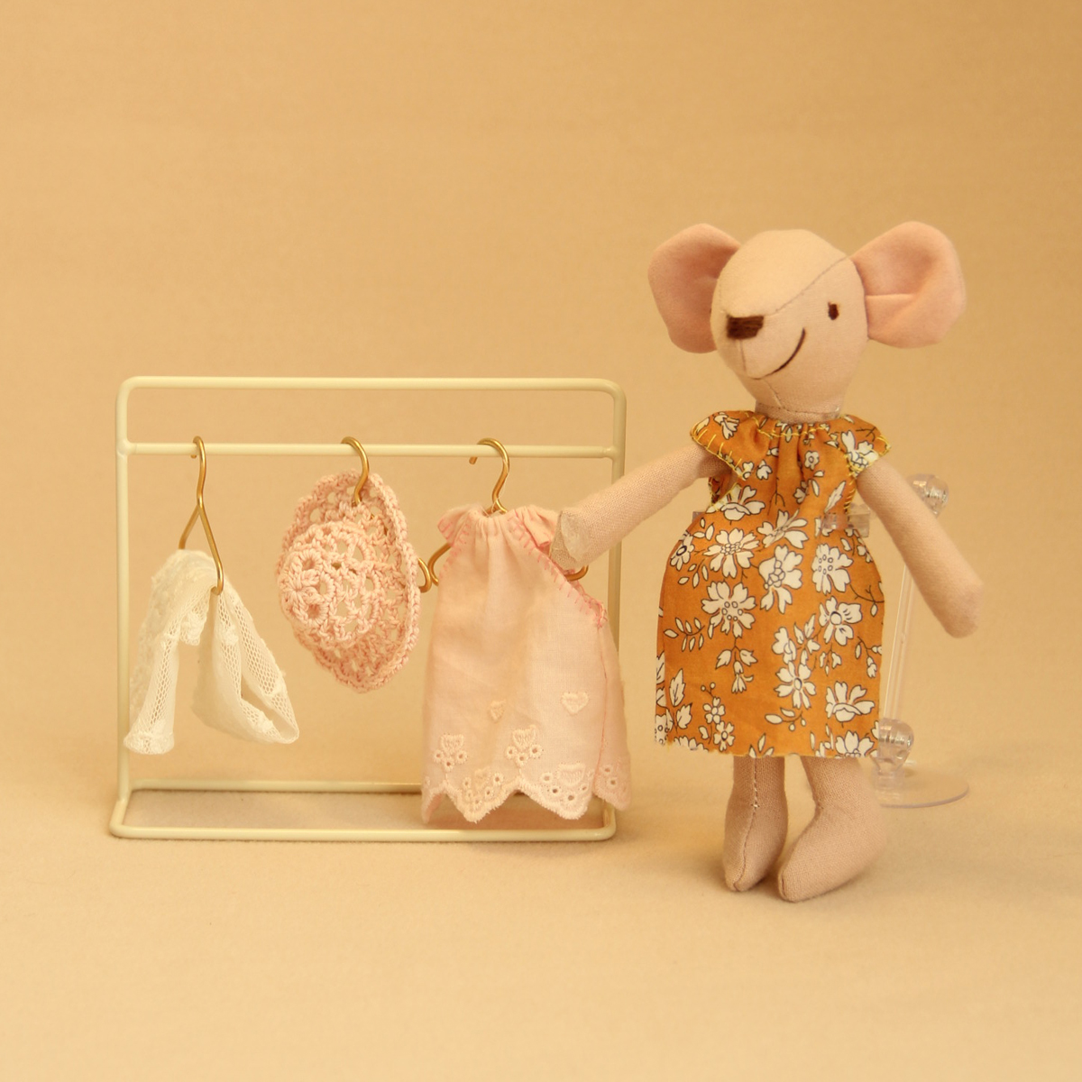 1:12 Scale Miniature Realistic Furniture Small Metal Floor-Standing Clothes Rack (Includes 3 Small Gold Hangers) Suitable for Dollhouse Furniture Decoration