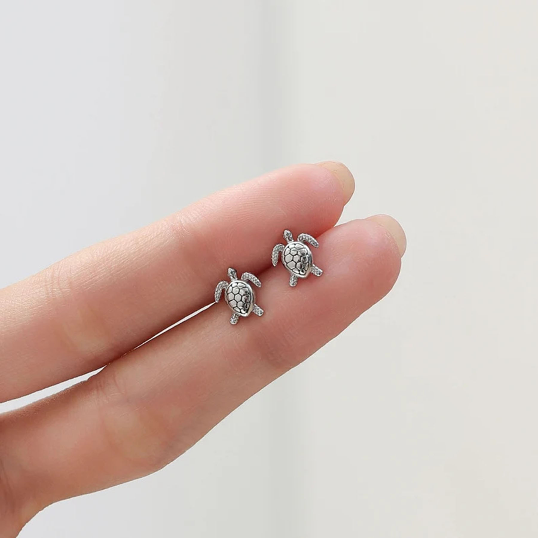 A pair of 925 silver ear studs with an elegant design, suitable for daily wear and as a for your loved one.