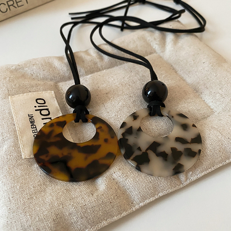 Retro Leopard Print Necklaces Simple Fashion Geometric Round Pendant Necklace For Women Adjustable Long Chain Necklace Jewelry A