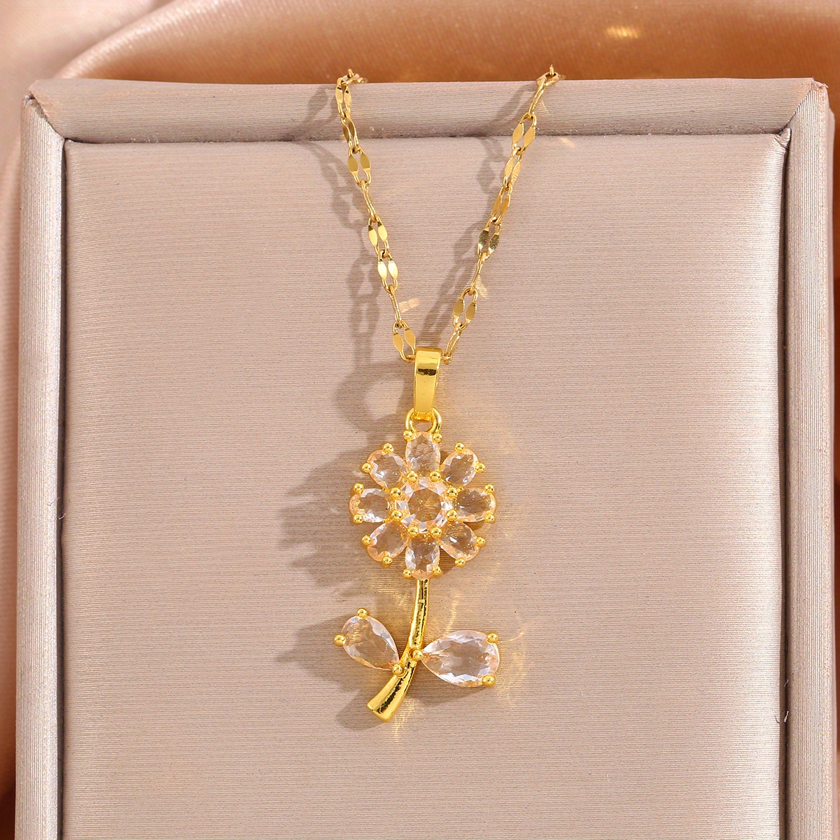 1pcs Titanium Steel Chain Daisy Sunflower Pendant Necklace, Charming Unisex Botanical Jewelry , Suitable for Most Occasions