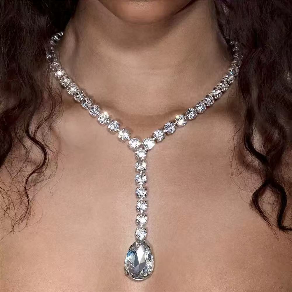 1pcs new fashionable long rhinestone necklace for women, and unique, simple tassel pendant necklace and accessories