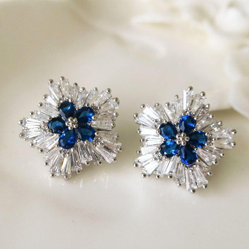 1 Pair Chic Blue and White Snowflake Earrings for Women Suitable for Fashionable Winter Jewelry Perfect Present