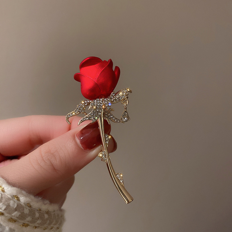 Elegant Red Rose Brooch with Shiny Zircon Women's Lapel Pin Jewelry for Wedding Party Badge Exquisite Zircon Flower Accessory