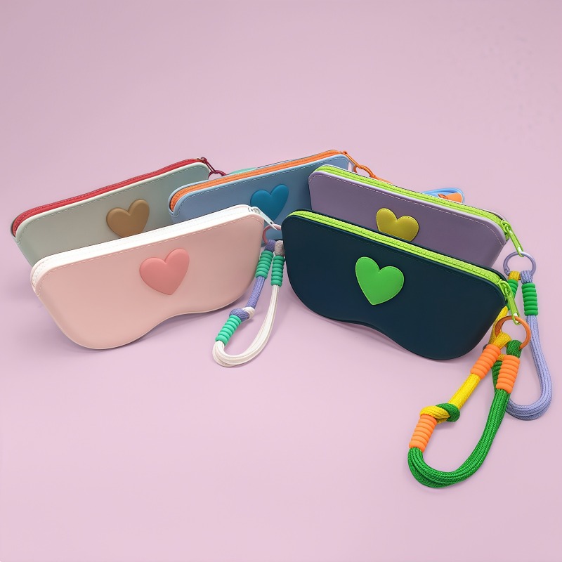 2026 Fashion Love-themed Silicone Eyeglass Storage Bag, New with A Clasp, Fashionable Portable Sunglasses Storage Bag