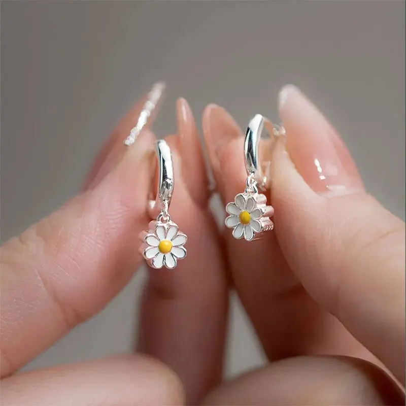 1Pair New Simple Cute Daisy Flower Pendant Stud Earrings For Women Girls Sweet Earrings Girl Wedding Party Jewelry Gift pen gpt