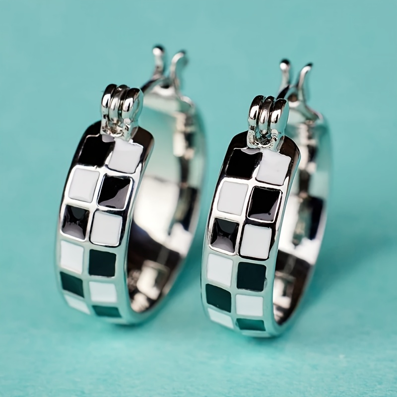 1 Pair of Women's Fashion Hoop Earrings Enamel Checkered Circle Design Versatile for Daily Wear & Parties, Casual Jewelry