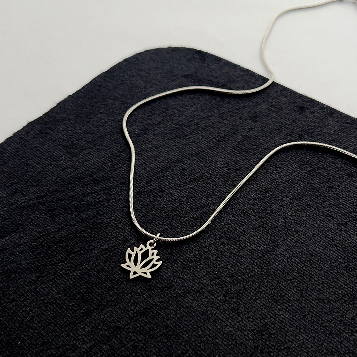 Fashionable, Simple, Versatile, Sweet and Cute Silver Stainless Steel Hollow Lotus Pendant Snake Bone Chain Short Clavicle Chain Neck Chain Necklace Women's Accessories Decoration Items