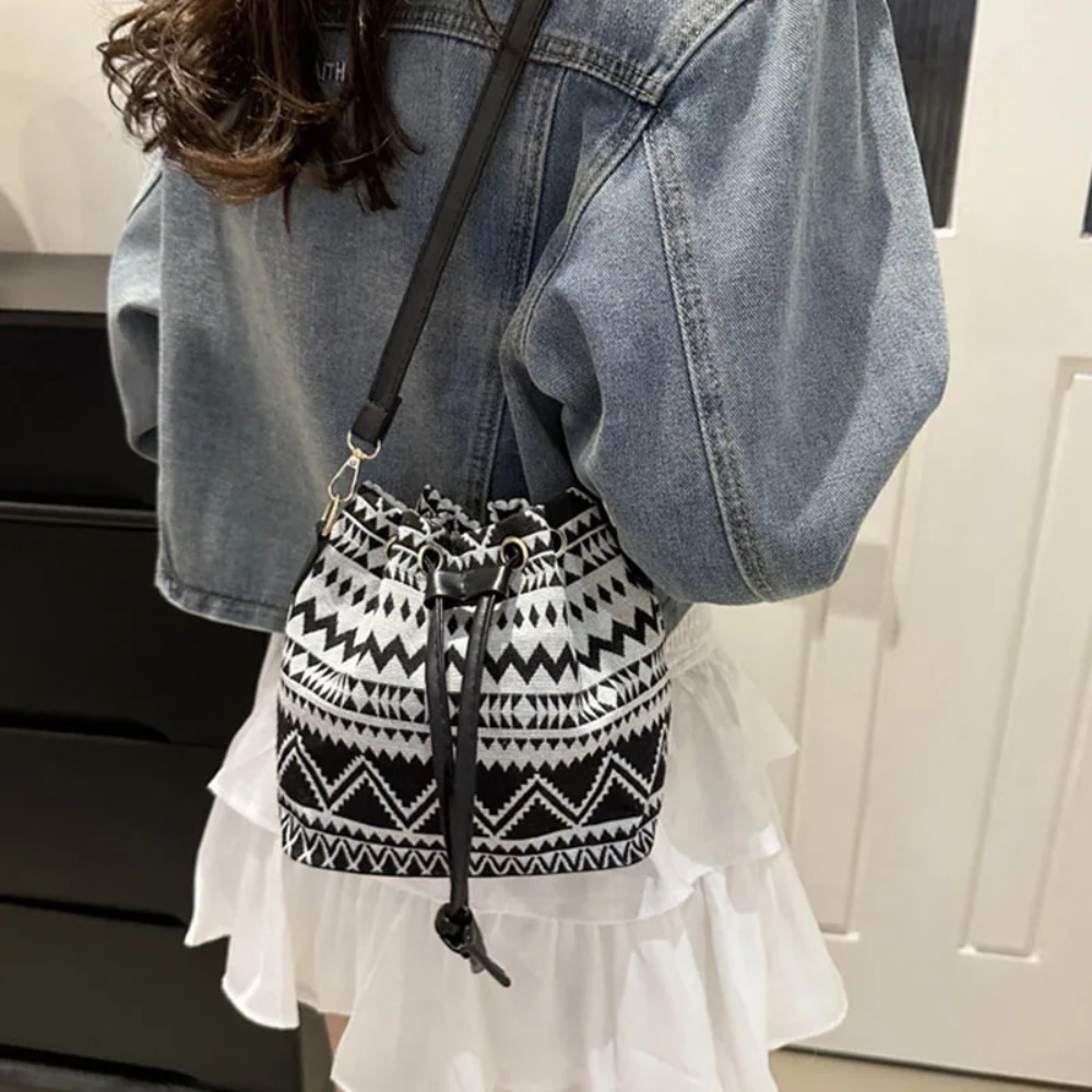 2025 New Personality Leisure Popular Single Shoulder Ethnic Wind Oblique Crossbody Drawstring Bucket Bag Female Retro luxury bag
