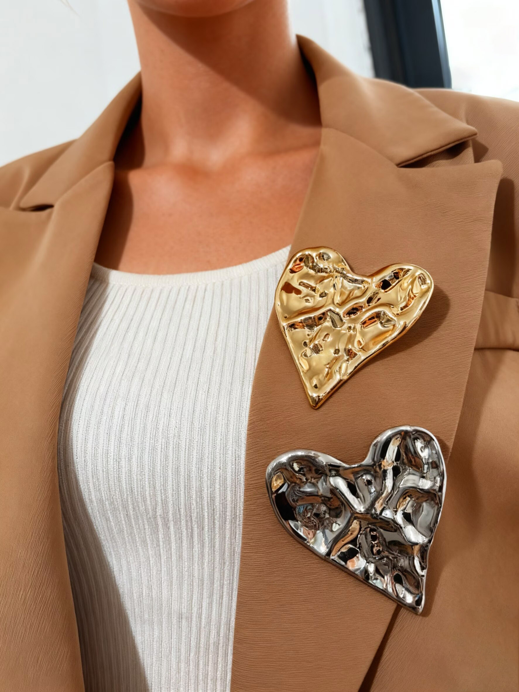 GHIDBK Women's Sweet Jewelry Modern Retro Chic High Quality Gold-plated Heart-shaped Brooch Concave Convex Metal Texture
