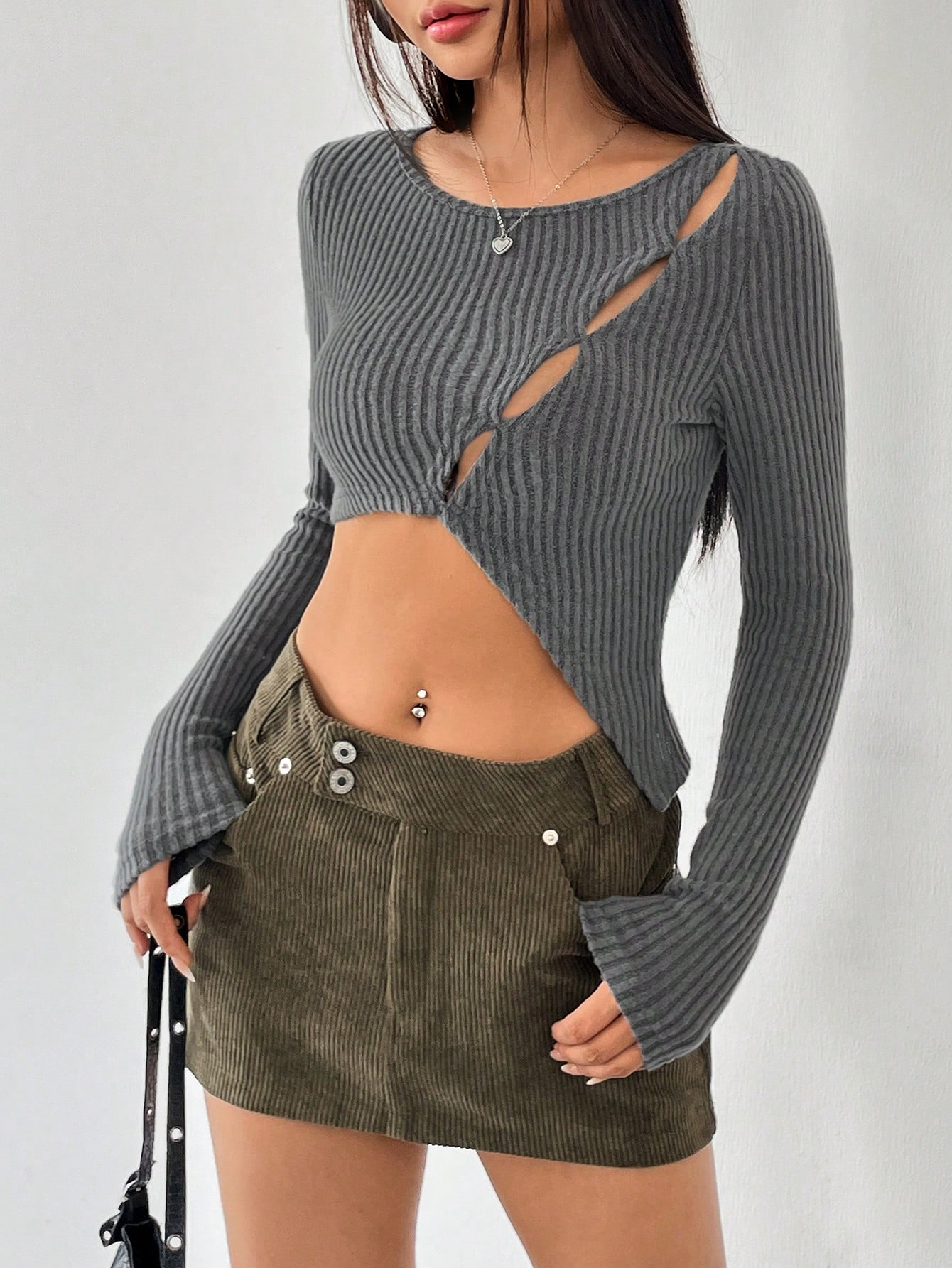 The hot girl long-sleeved knitted top and the new irregular side-opening short blouse with cutout design for women in autumn
