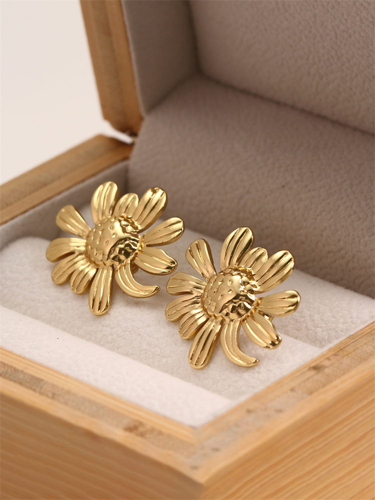 Stainless steel Daisy Earrings Cute Sunflower Earrings Stud Earrings Women's Jewelry Gold earrings Party Jewelry Fresh