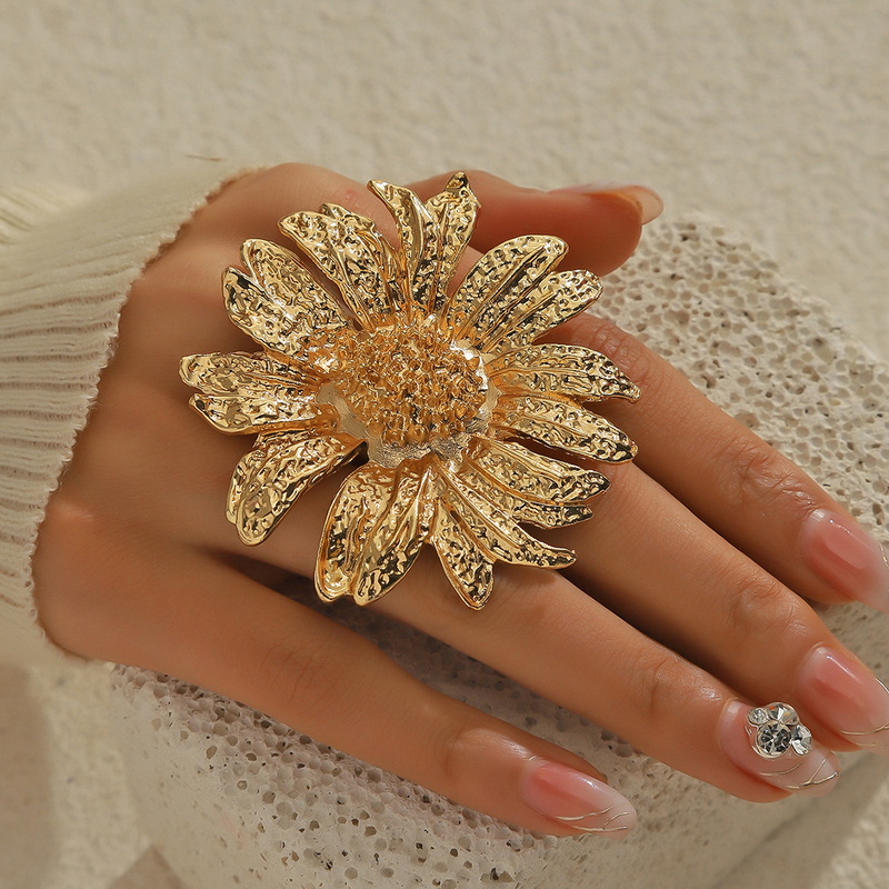 Vintage Metal Textured Sunflower Rings for Women Gold Color Personality Exaggerated Daisy Flower Finger Ring Party Jewelry