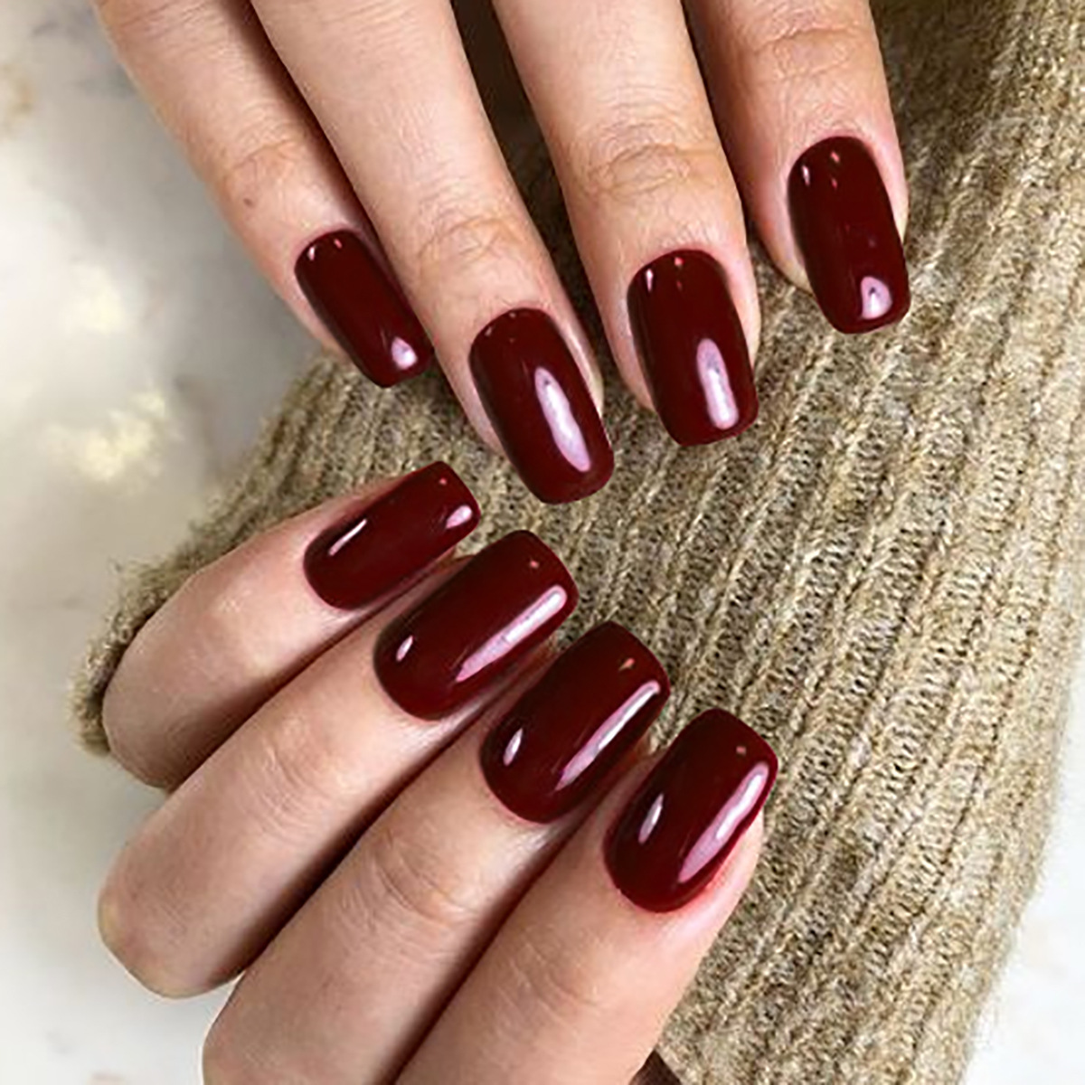 24pcs Simple Short Red False Nails Finished Wearable Square Solid Color Fake Nail Sets for Girl Daily Wear Press on Nails