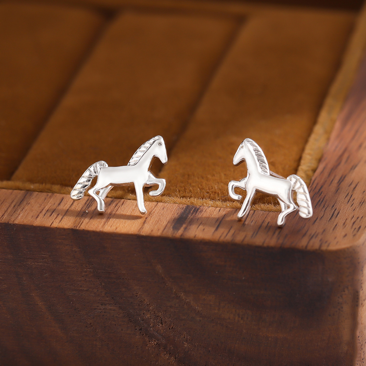 Creative Fashion New Arrival Exquisite 925 Sterling Silver Jewelry Sweet Cute Pony Horse Female Stud Earrings E155