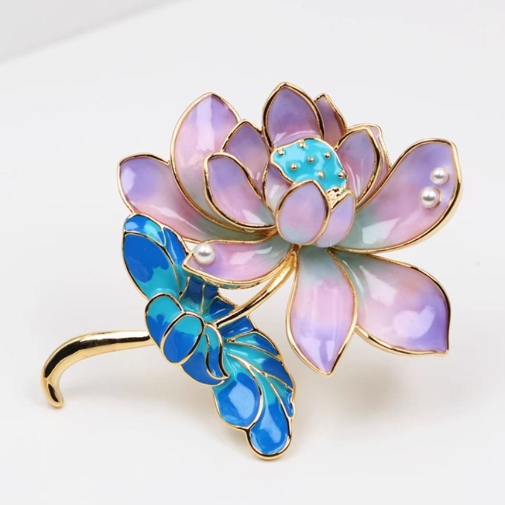 New Vintage Lotus Brooch for Women Elegant Advanced Suit Brooch Metal Pearl Design Lapel Pin Gifts