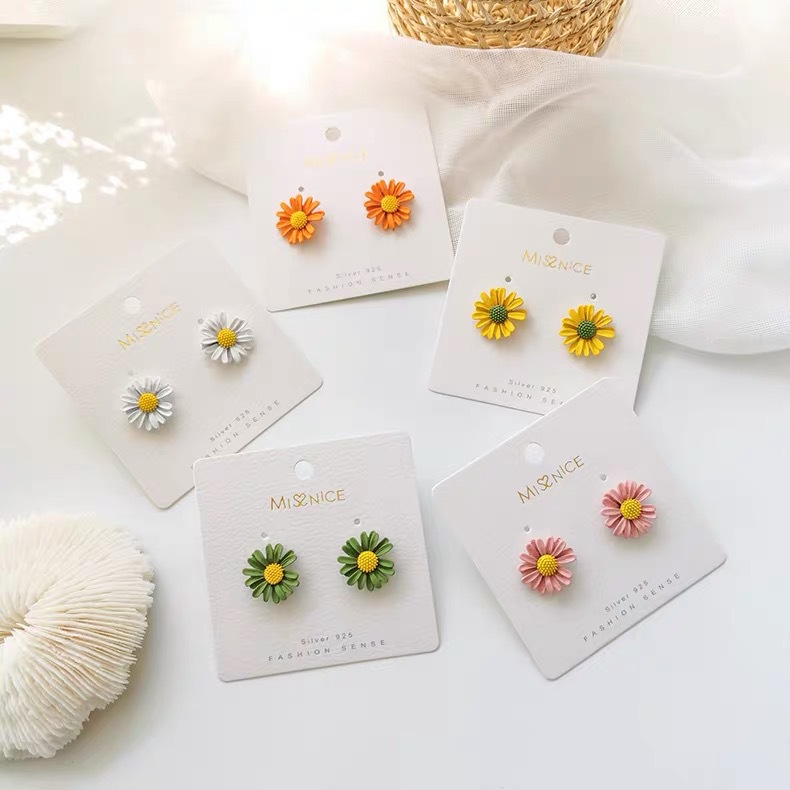 【Top-notch Women's Round Earrings Female Students Korean-style Simple Daisy Earrings Cute All-match Petal Earrings