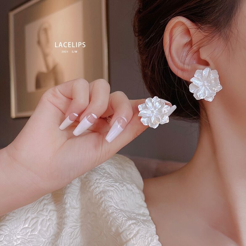 【New Arrivals】2020 French Earrings Zhao Lusi Same Style White Flower Earrings Women's Summer 2021 New Fashionable Niche Earrings