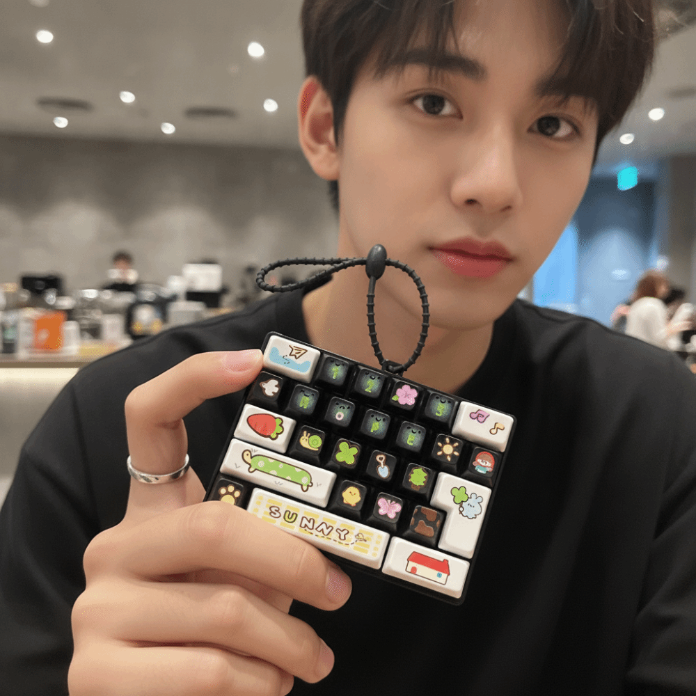 Cute Keycap Ornament 26 Mechanical Keys Keyboard Fidget Toy Compact Size Cartoon Mini Mechanical Keypad Smooth Clicky Portable Cord Clicking Button Key Chain Student