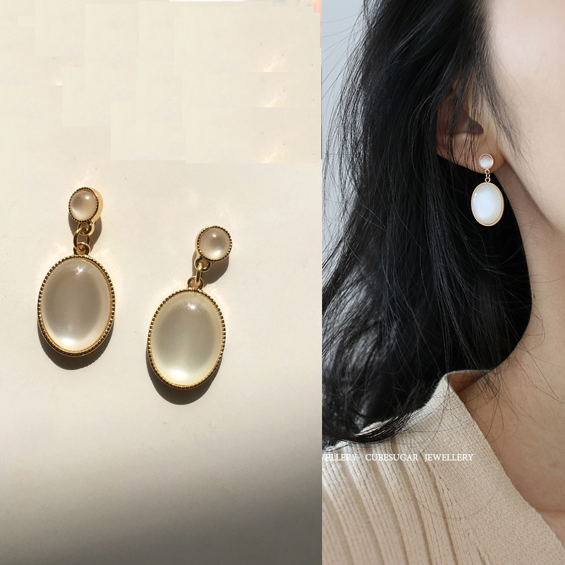 【Hongtai Store】Korean Style Ins Water Drop Oval Lady Temperat White Moonlight Stone Ear Geometric Shape Earrings Female