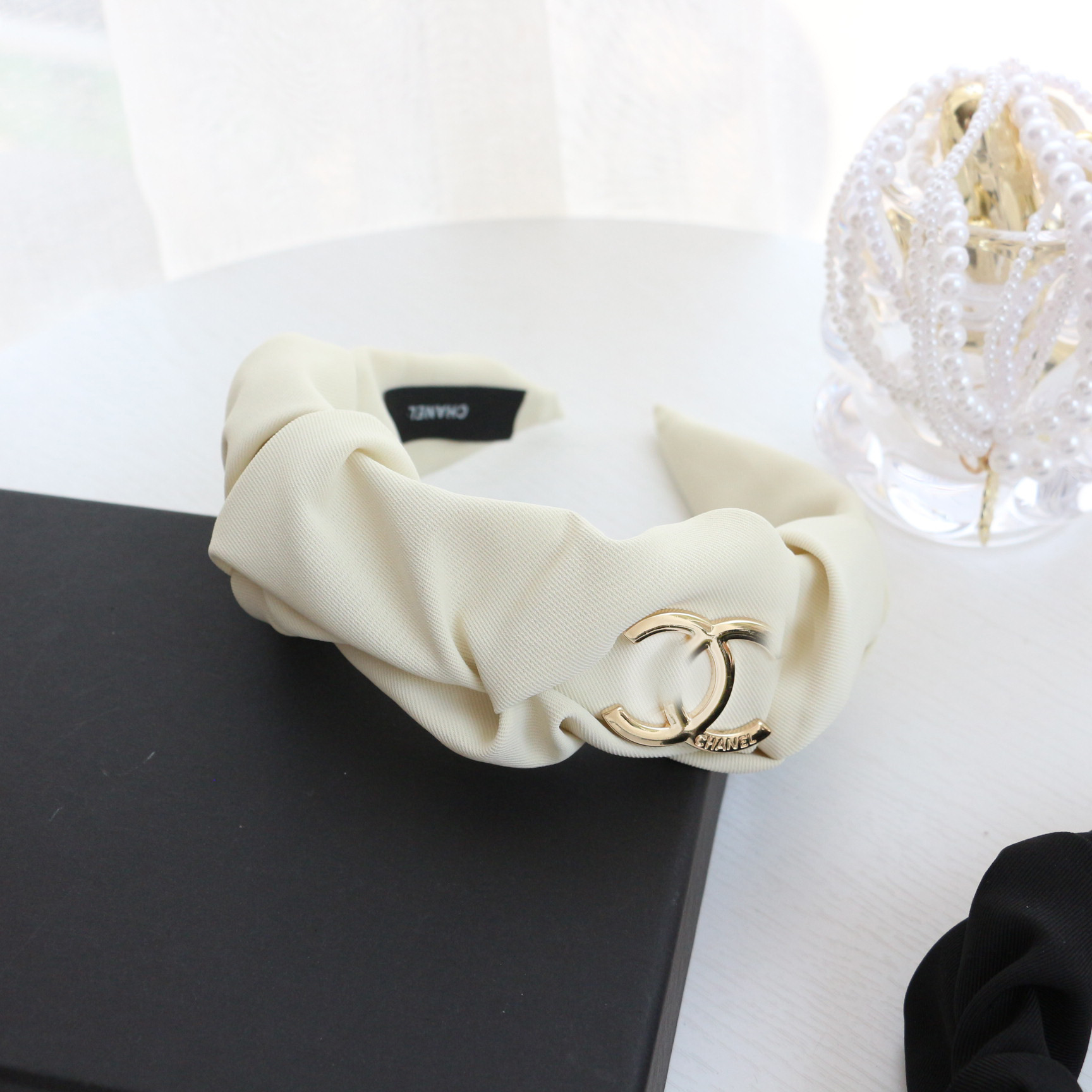 【Exclusive Discount】New fresh black and white fabric headband fragrance in wind pleated wide logo headband hair