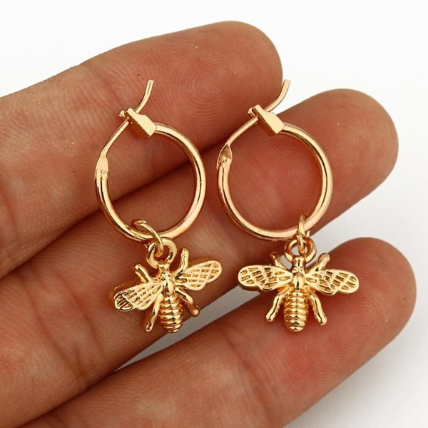 GTQ 1 Pair Gold Color Bee Pendant Earrings For Wo Cute Stereoscopic Insect Earrings Drop Shipping Stock