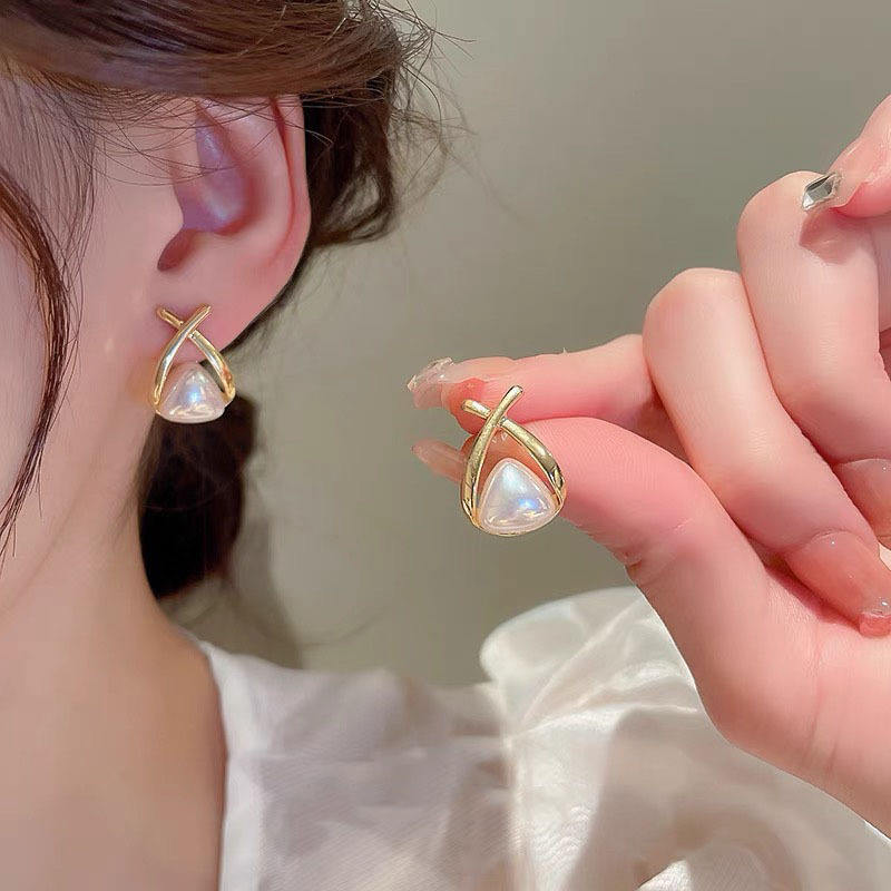 Silver needle geometric triangle pearl retro simple temperament light stud earrings
