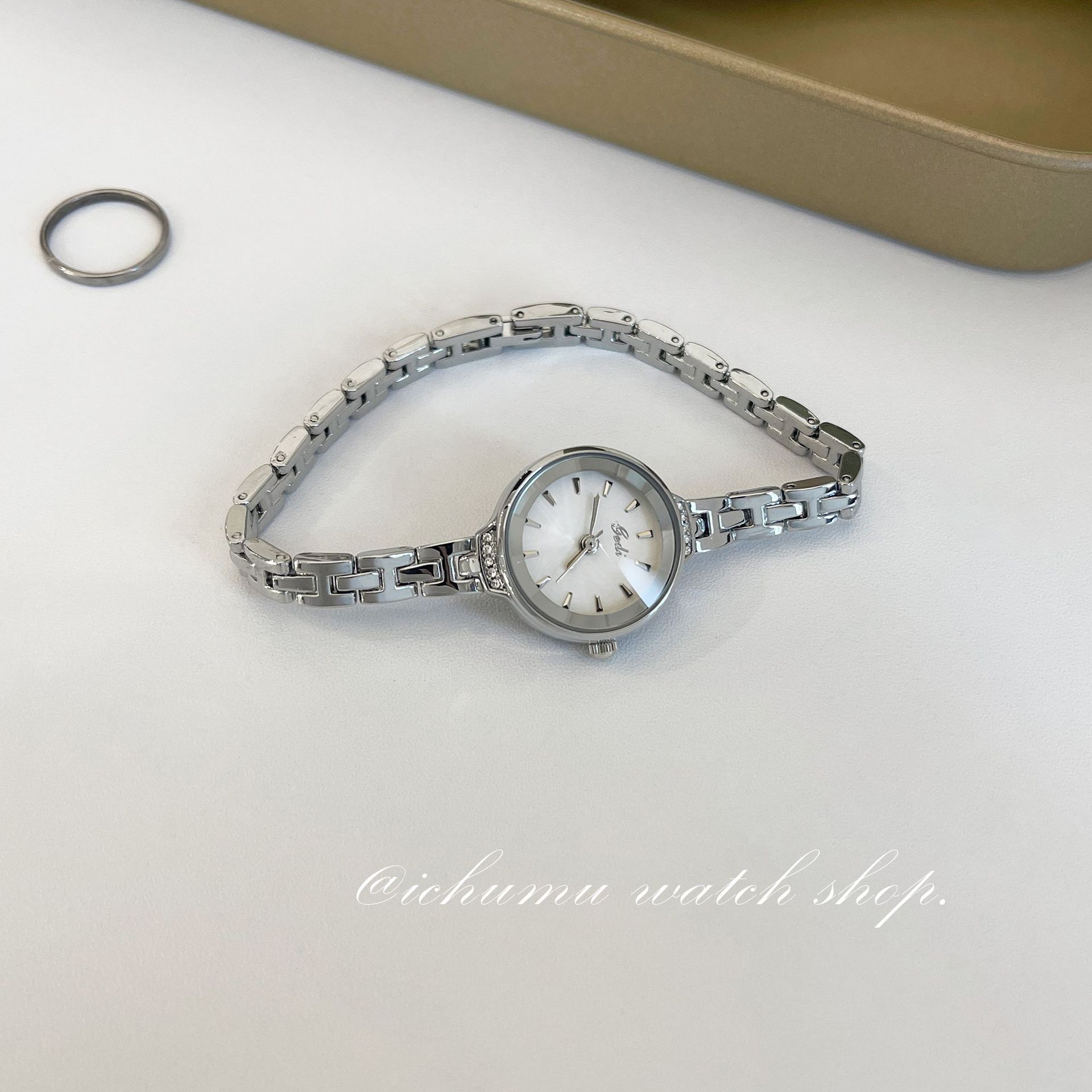 【New arrival】GEDI Women's Watch - Trending Product for Autumn/Winter 2024. Stylish and Fashionable, Ideal for Students. Features a Small Dial and Chain Design with High Aesthetic Appeal.