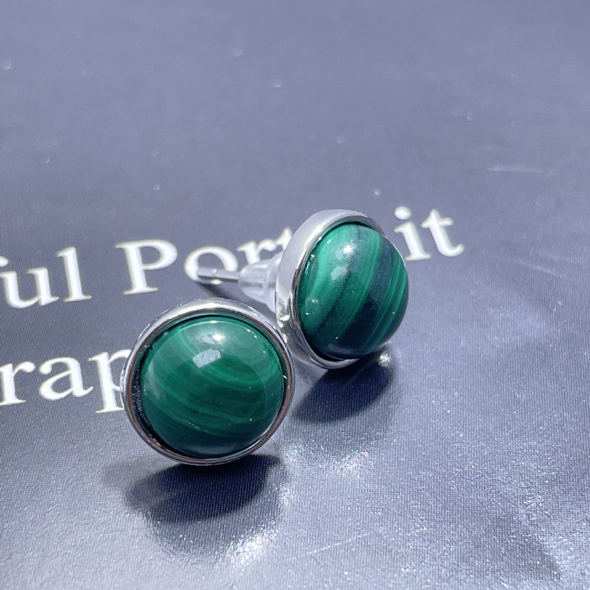 【New arrival】Direct selling natural malachite earrings style simple atmosphere men's and women's jewelry small round malachite earrings