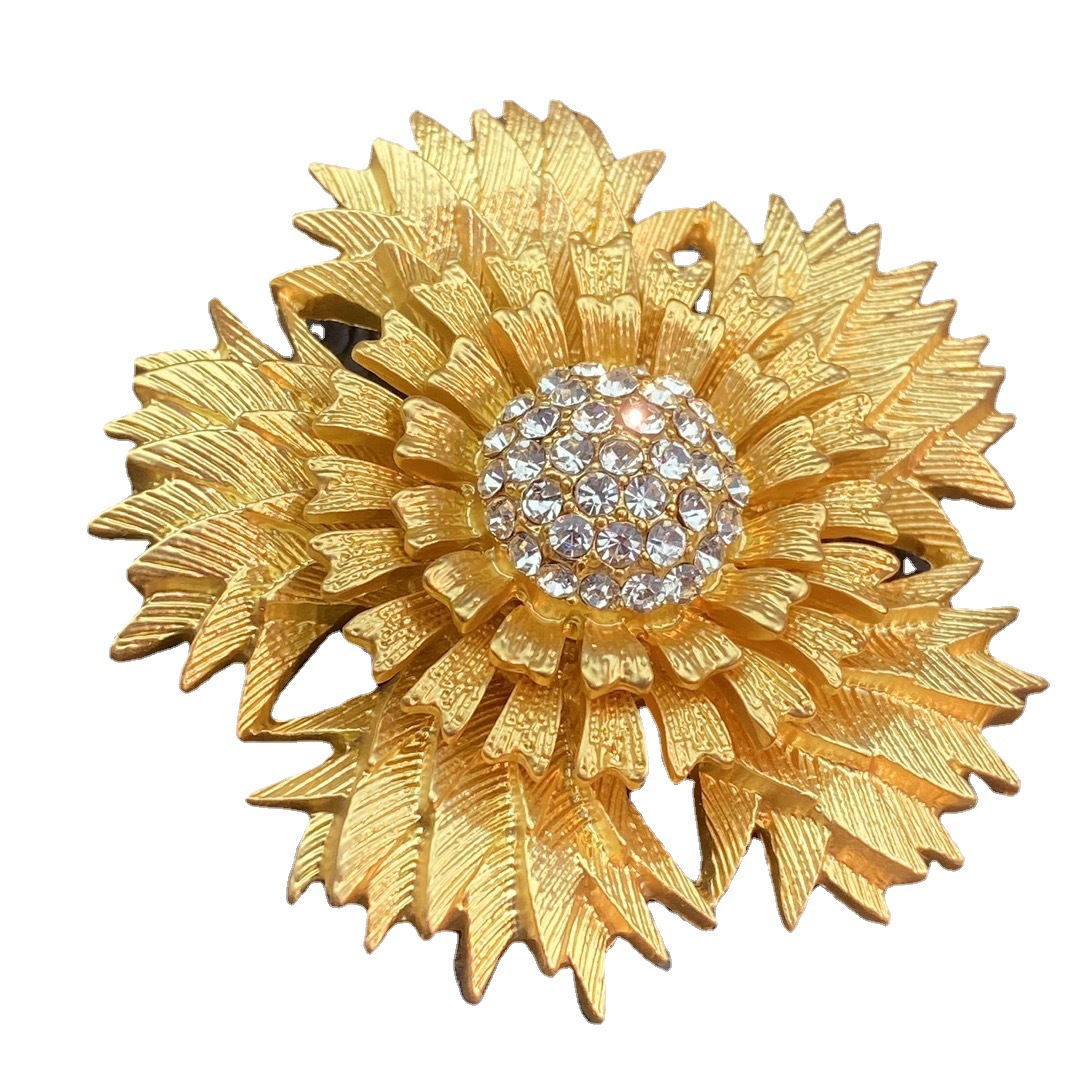 Zhitian Luxury Vintage Fashion Atmosphere Elegant Fresh Sweet Style Fashion Noble Gas Carved Flower Brooch Earrings Clip 2024 Trend New Wholesa