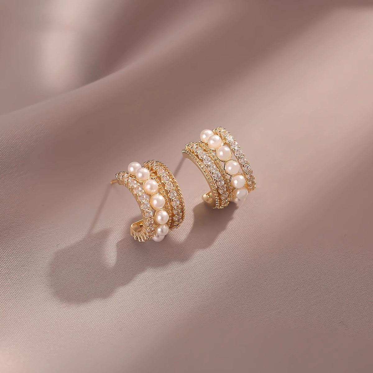 【Fashion-forward】Fashion Pearl Hollow Silver Earrings Exquisite Personality Design Sense Retro Ear Ring Elegant Earrings for Women
