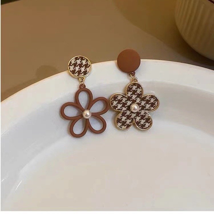 【Quality certifications】brown Flower Earrings 2025 New Candy Color Earrings Design Sense Silver Pin Houndstooth