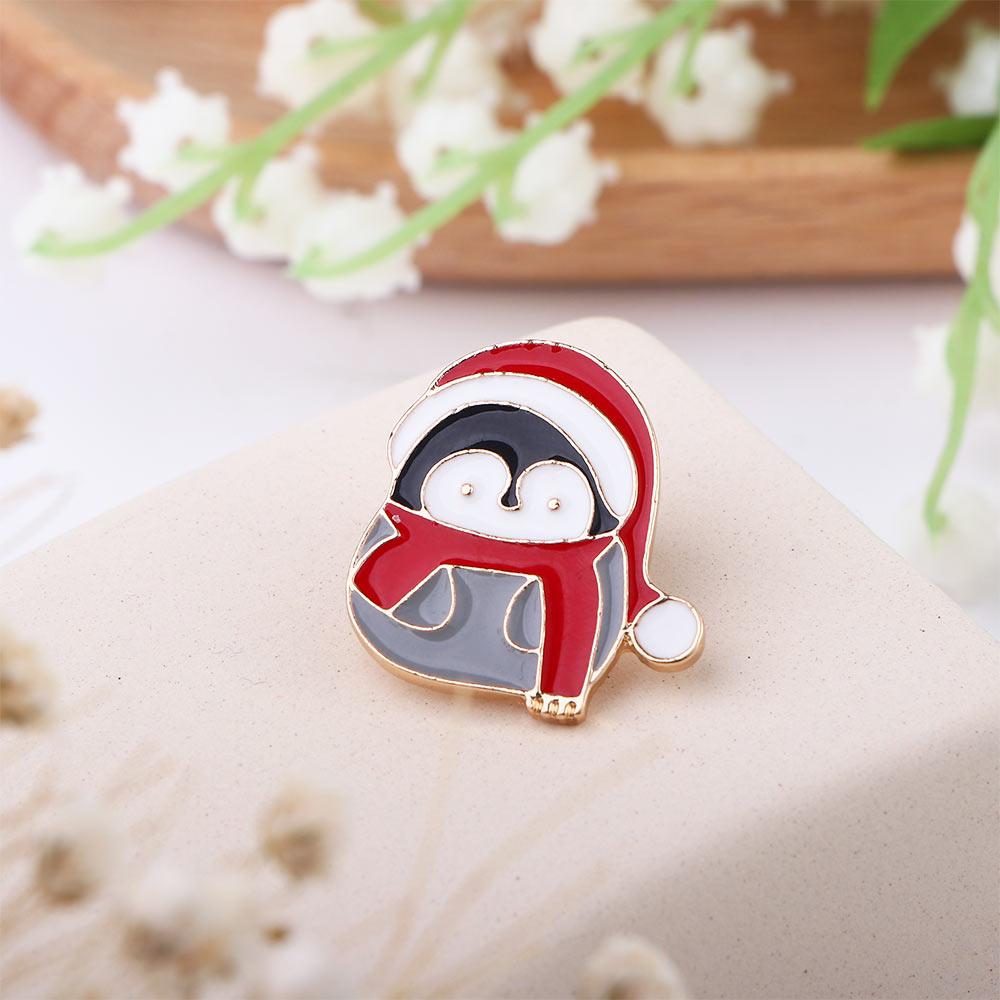 Simple Personality Creative Male Dripping Oil Alloy Lovers Fashion Jewelry Christmas Penguin Brooches Women Clavicle Chain Badge