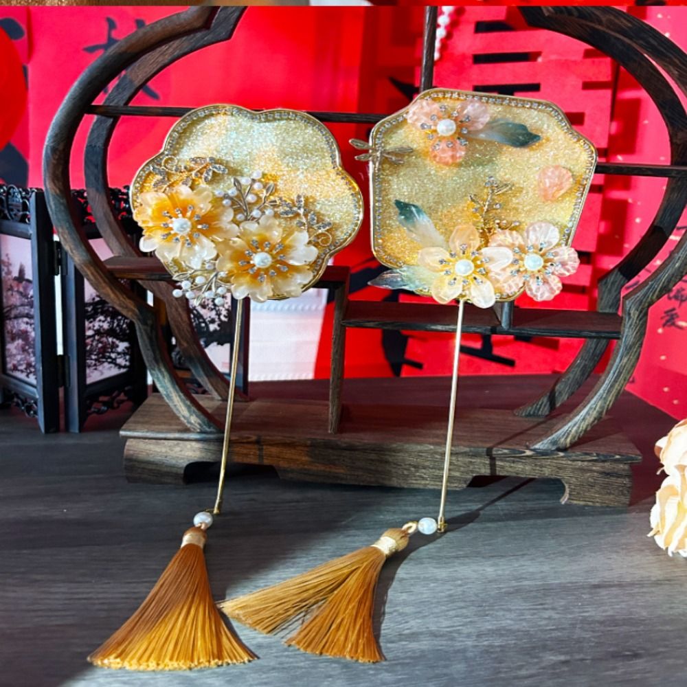 Hand Bouquets Chinese Style Mini Chinese Fan with Pendant Handheld Bridal Group Fan Vintage Ancient Chinese Silk Fan Chinese Wedding