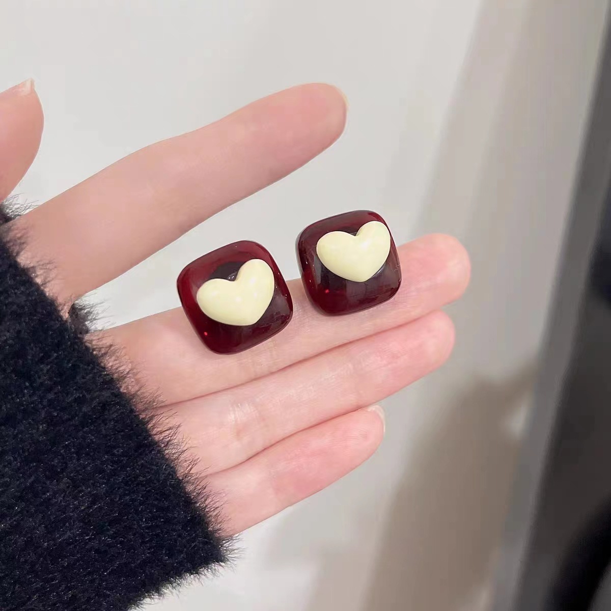 Red Love Earrings Female Niche Design High Sense Earrings 2023 New Autumn and Winter Fashion