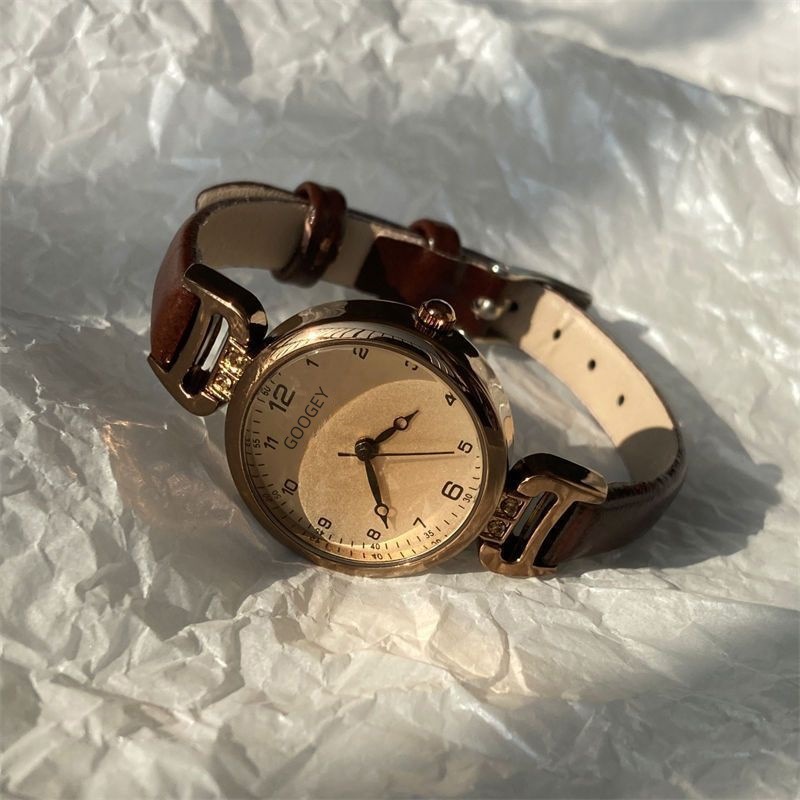 【Very good-looking】Women's Minimalist Luxury Watch - Exquisite Elegance, Compact Design for Instagram-Worthy Style. Features a small dial with a simple, retro aesthetic that exudes sophistication, perfect for students and fashion enthusiasts seeking a hig
