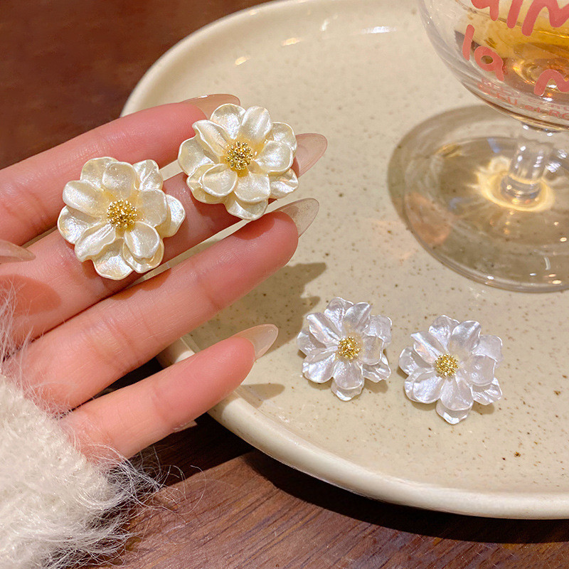 Trendy Sweet Simple White Camellia Flower Earrings Women Ins Girl Fashion Accessories 2025 New