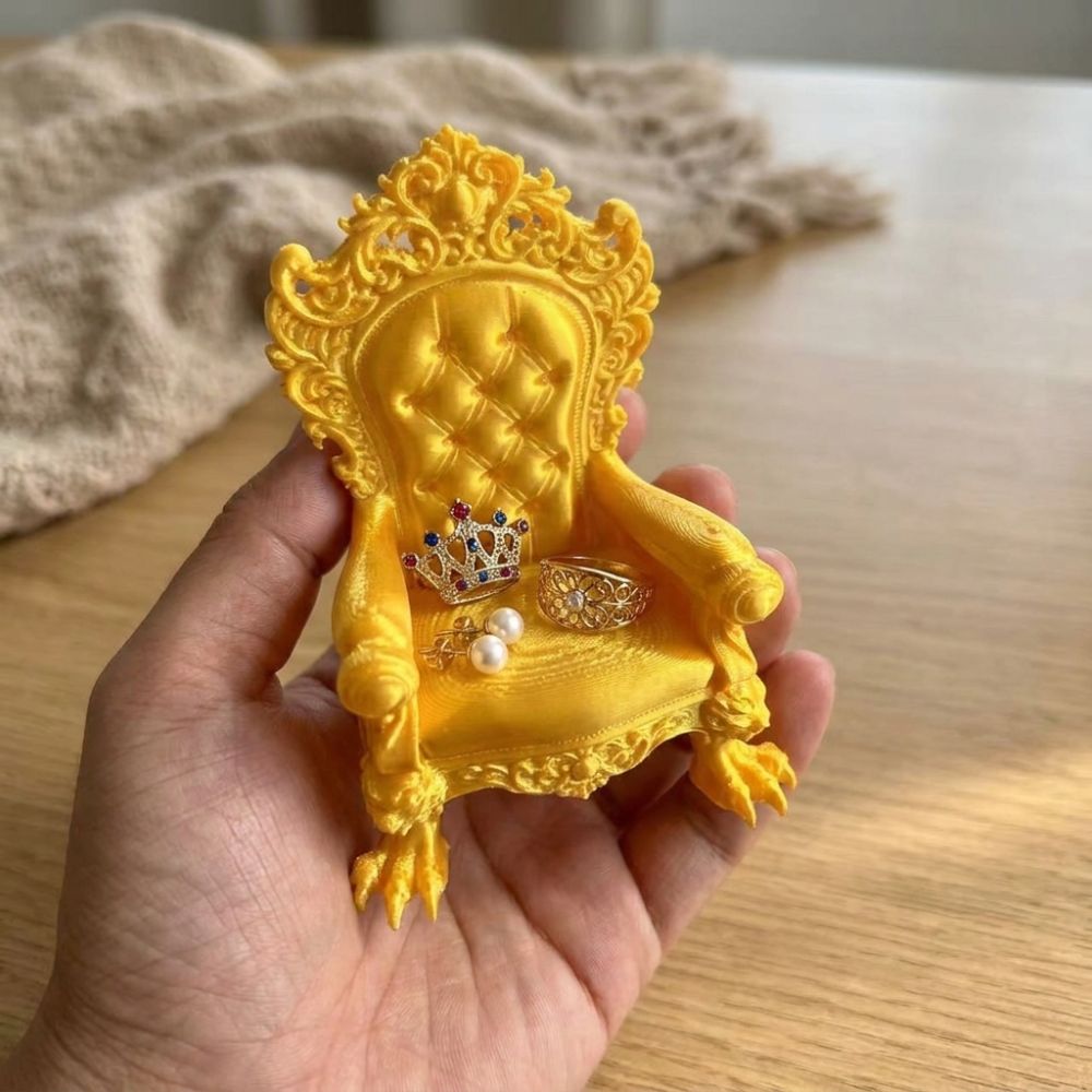 Creative Gift 3D Printed Mini Gothic Throne Display Chair Dark Style Vintage Figure Throne Seat Imitation Cushion Back Claw Legs Dollhouse Seat Furniture Shop Window