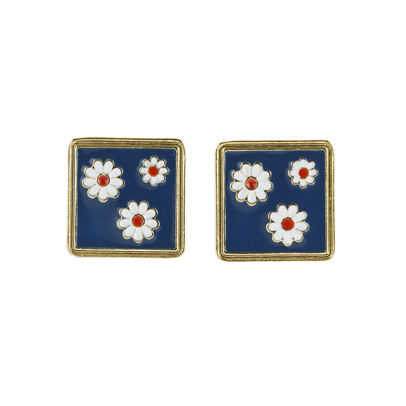 【Hongtai Store】AOMU 2023 New Retro Small Daisy Sun Flower Enamel Geometric Metal Gold Stud Earring for Wo Girls Jewelry