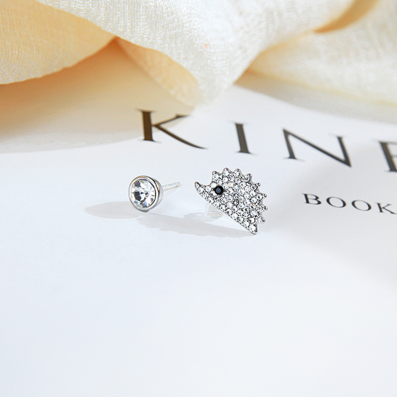 【Happy LifeStore】Wholesale 2023 New Asymmetric Cute Hedgehog Crystal Jewelry Silver Animal Stud Earrings