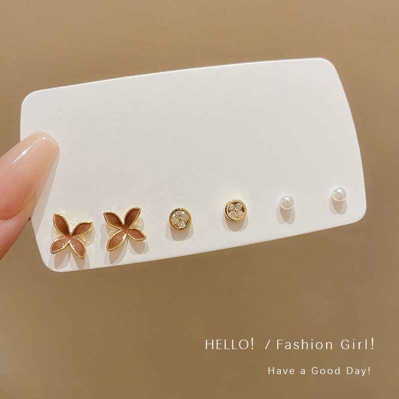 arrivals】One Card Three of Pearl Micro Earrings Women's Fashion Light Luxury High-end All-match Niche Earrings