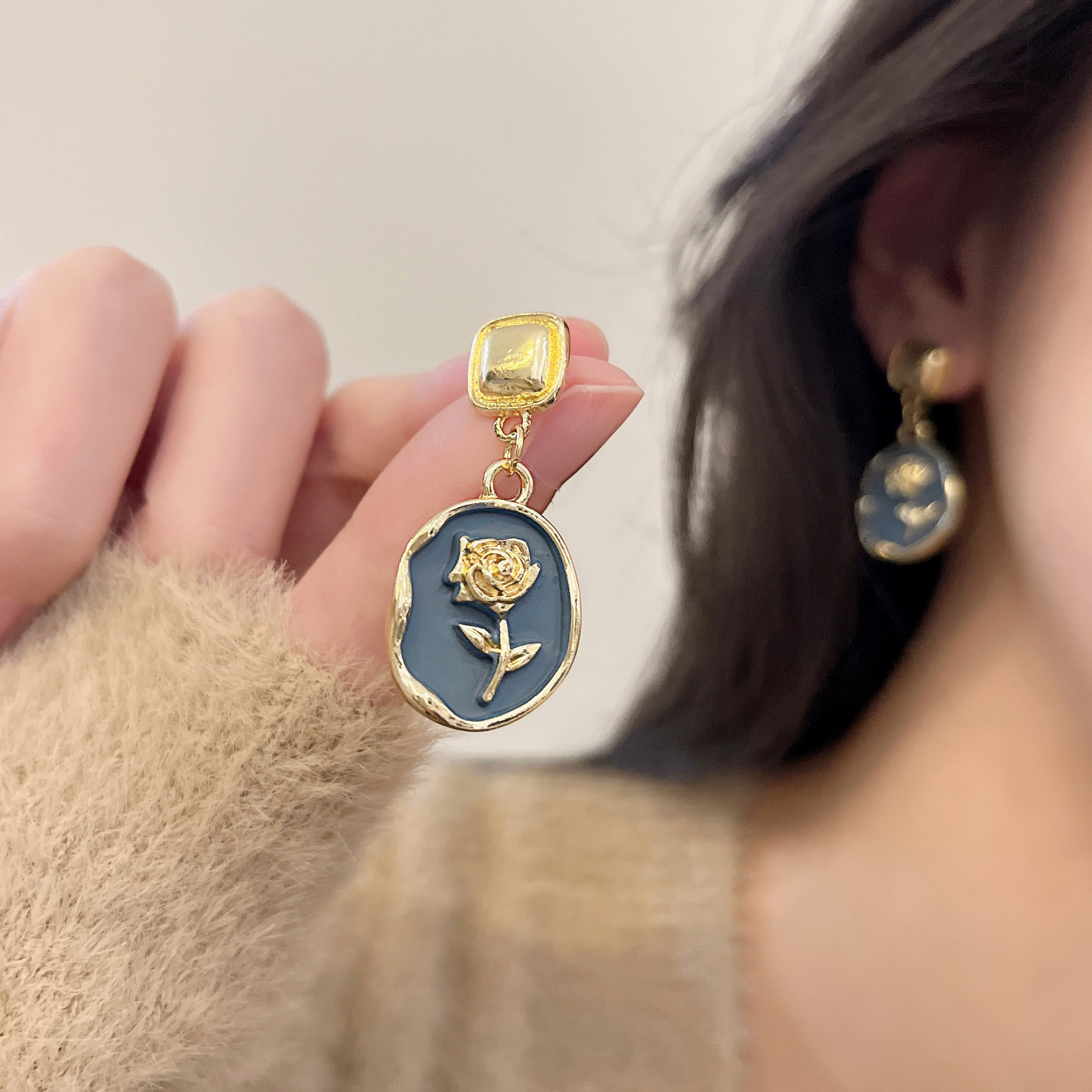 【New Arrivals】French retro blue metal flower earrings 2023 new fashion high-end luxury earrings earrings for women